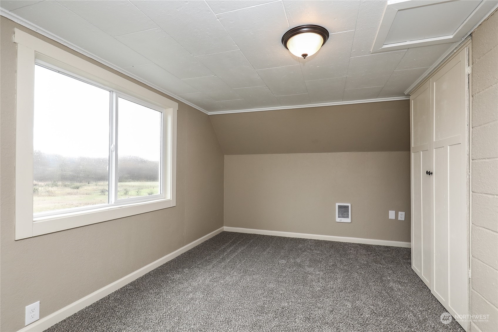 804 Highway 508 Chehalis, WA 98532 - Photo 9 of 17 an empty room with a window