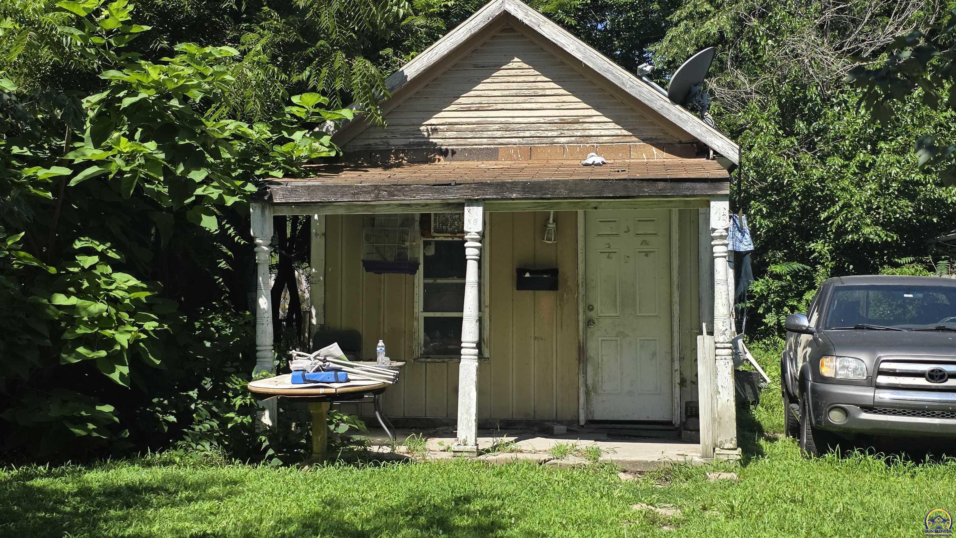 1113 Southeast Locust Street Topeka, KS 66607 - Photo 2 of 2