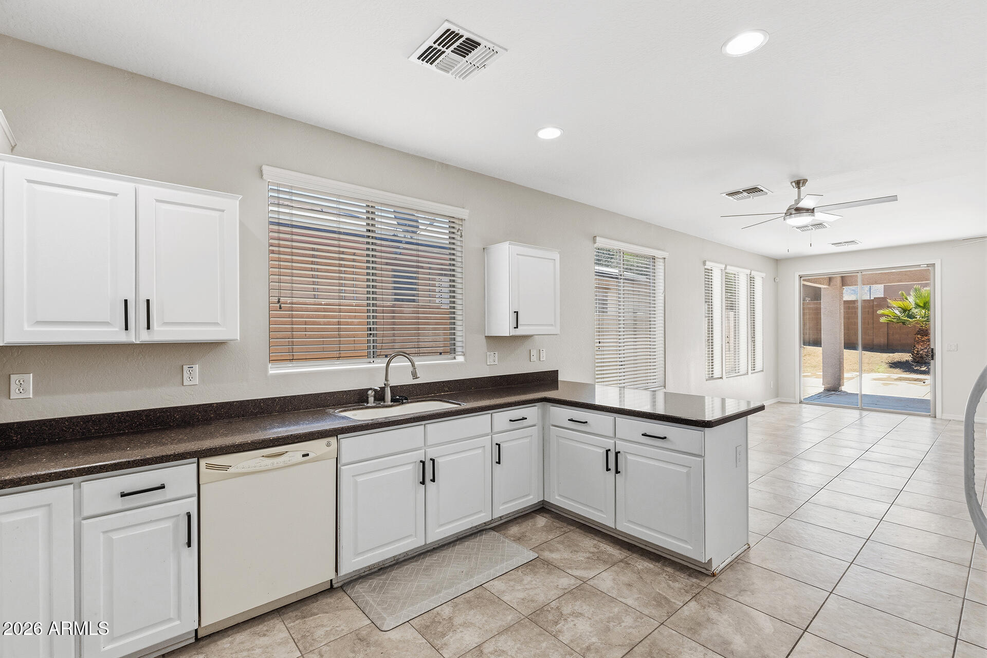 2319 West Beverly Rd. Phoenix, AZ 85041 - Photo 8 of 28