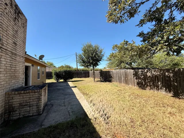 a view of a backyard