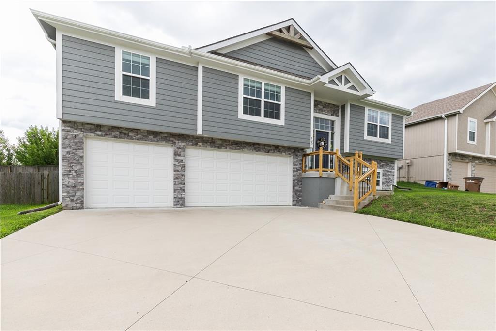 425 Spring Branch Drive Raymore, MO 64083 - Photo 2 of 39 Gallery Image 2