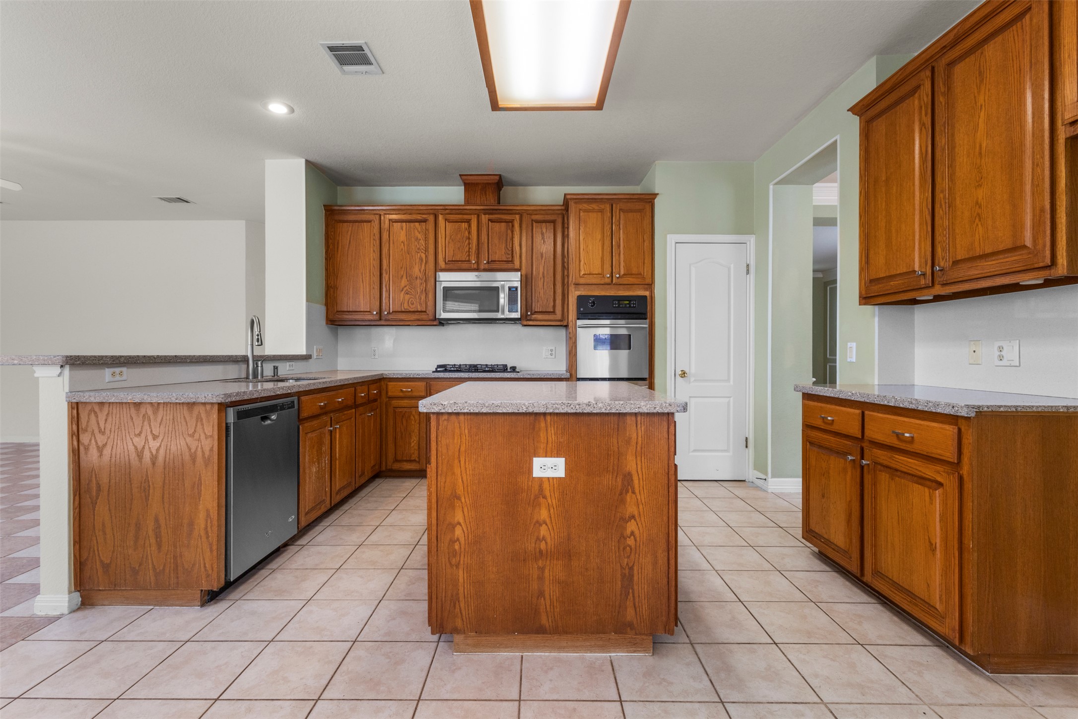 11113 Comiso Pala Path Austin, TX 78726 - Photo 15 of 37 Island, SS appliances, double ovens, Breakfast Bar
