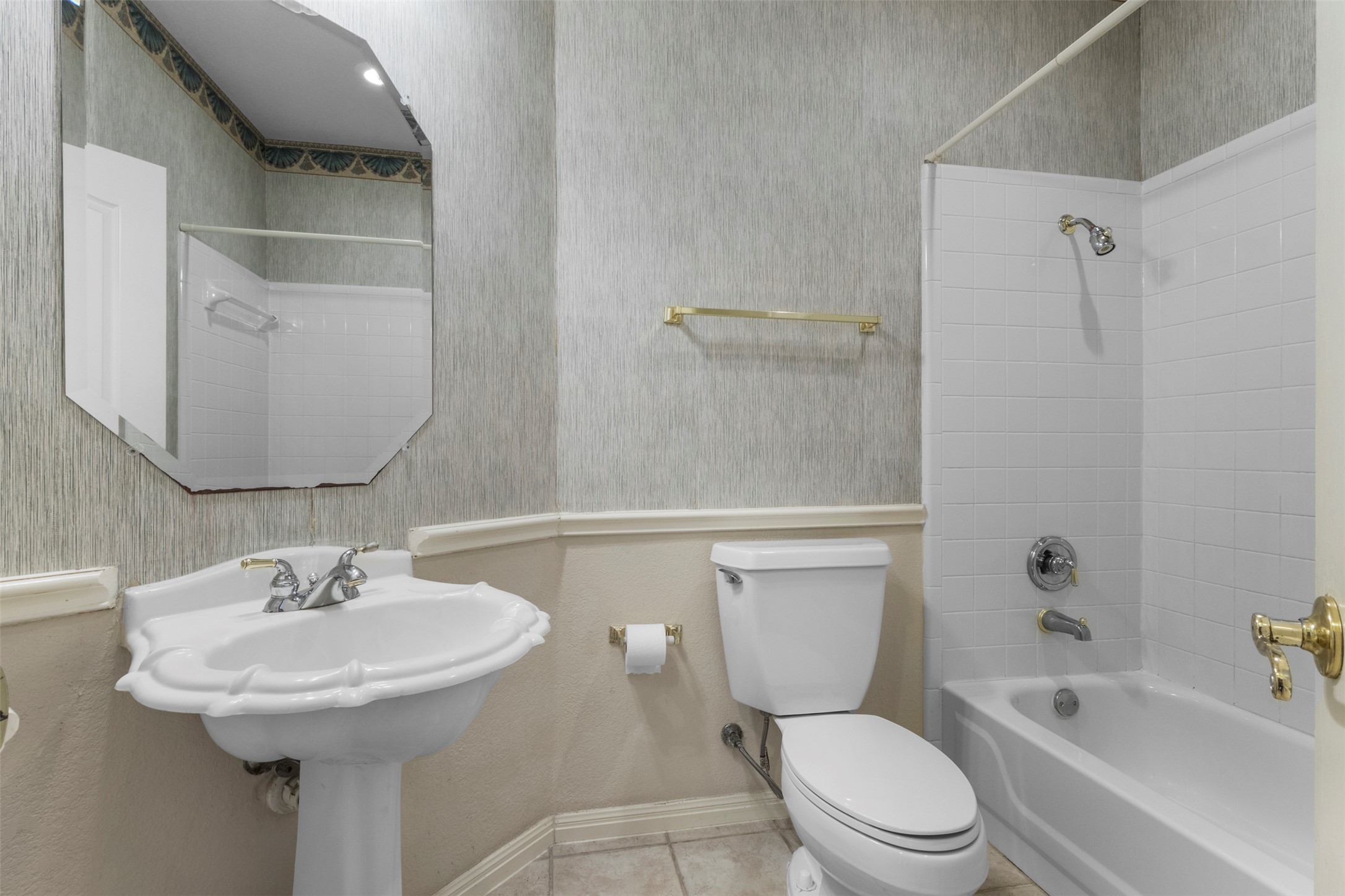 11113 Comiso Pala Path Austin, TX 78726 - Photo 9 of 37 Full bath downstairs, next to bedroom -Au Pair suite