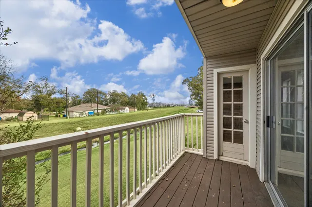 a view of a back yard