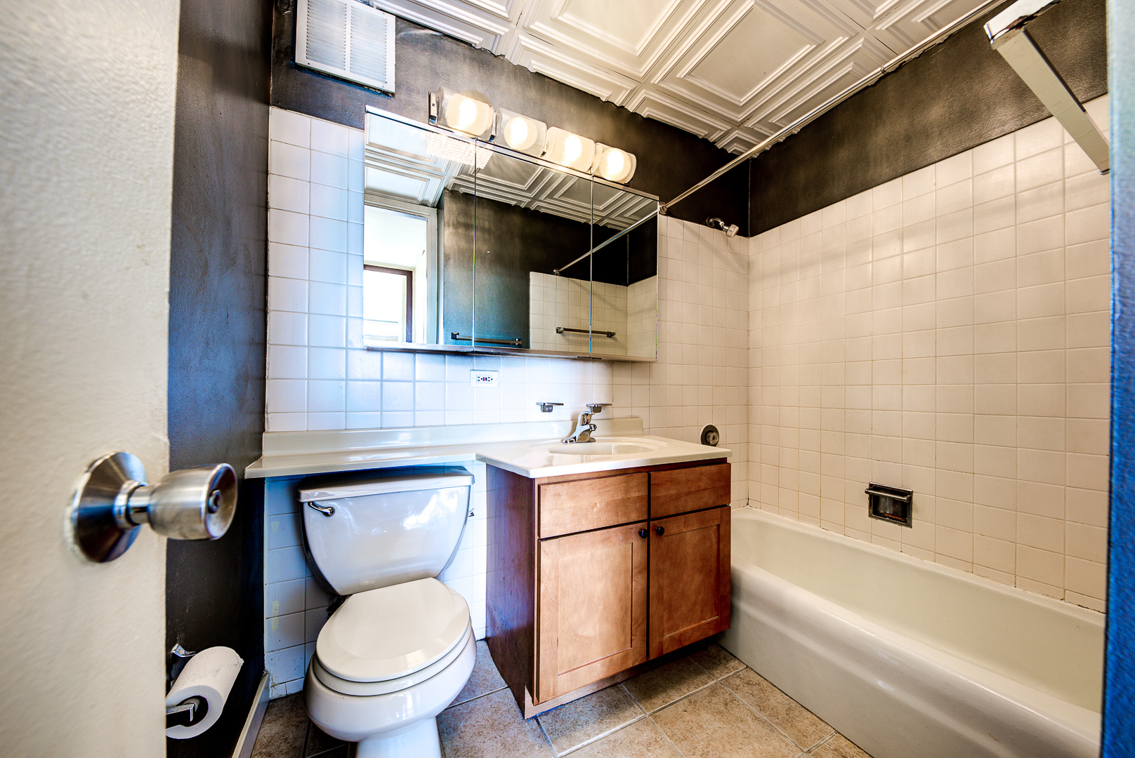 655 West Irving Park Road, Unit 3817 Chicago, IL 60613 - Photo 16 of 28 a bathroom with a sink a toilet and bathtub