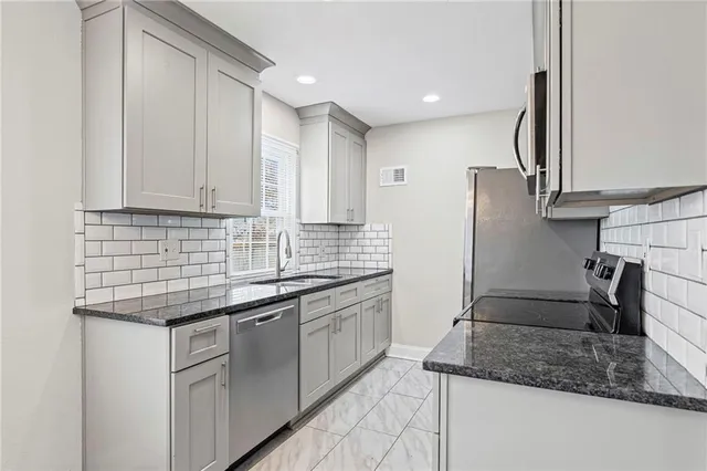 $320,000 | 7608 West 63rd Terrace, Mission, KS 66202