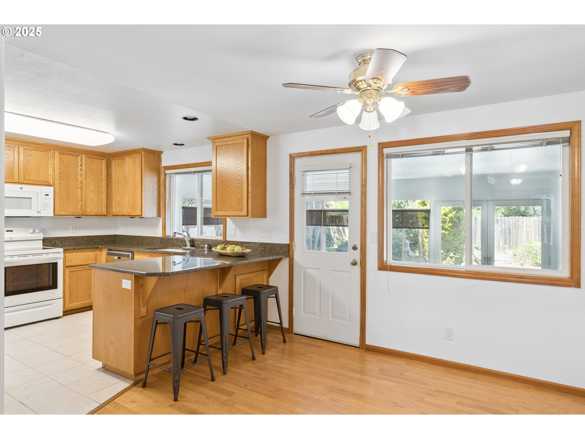 3909 Spruce Street Florence, OR 97439 - Photo 18 of 40 Kitchen/Nook