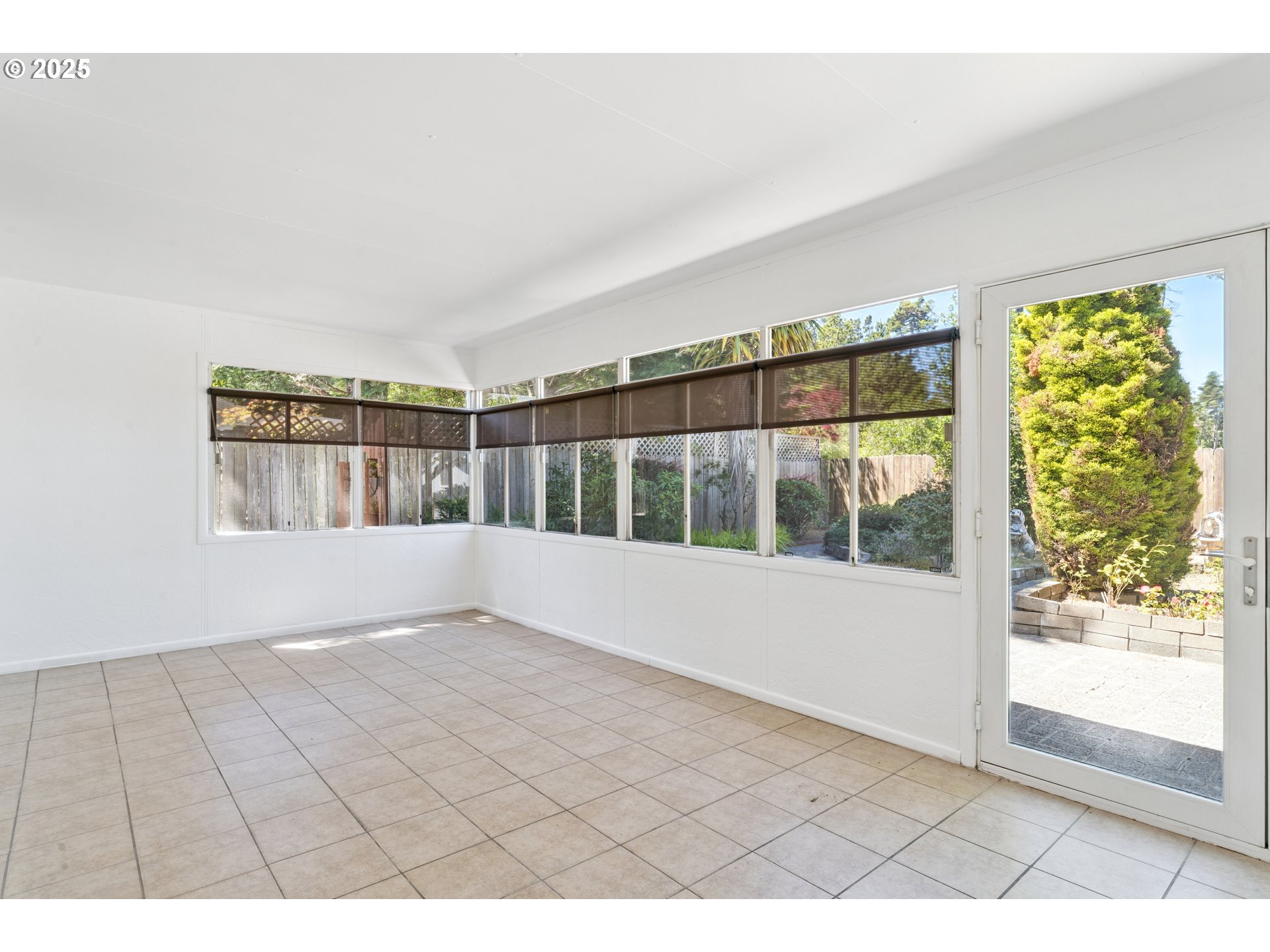 3909 Spruce Street Florence, OR 97439 - Photo 29 of 40 Sun Room