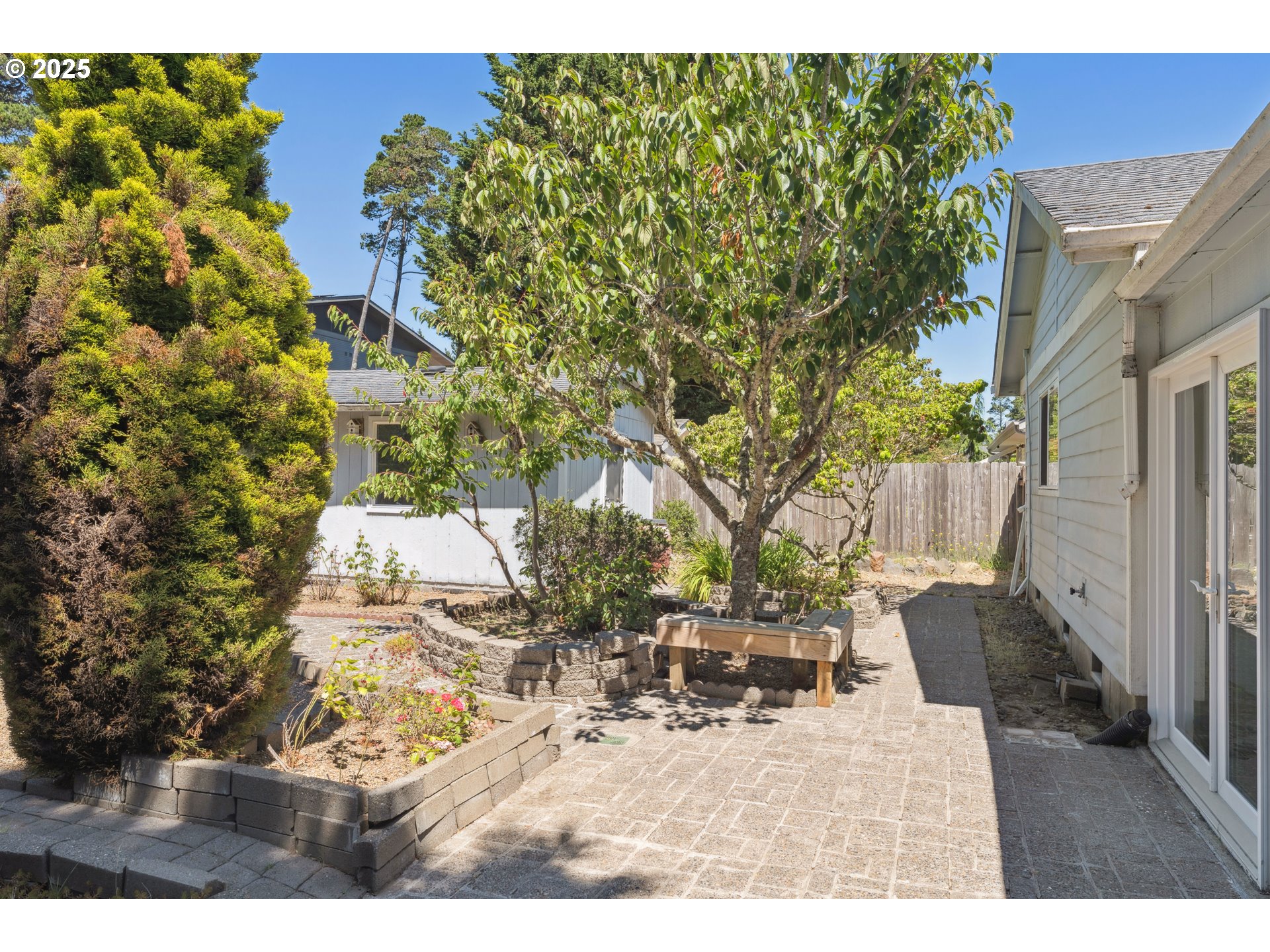 3909 Spruce Street Florence, OR 97439 - Photo 35 of 40 Yard
