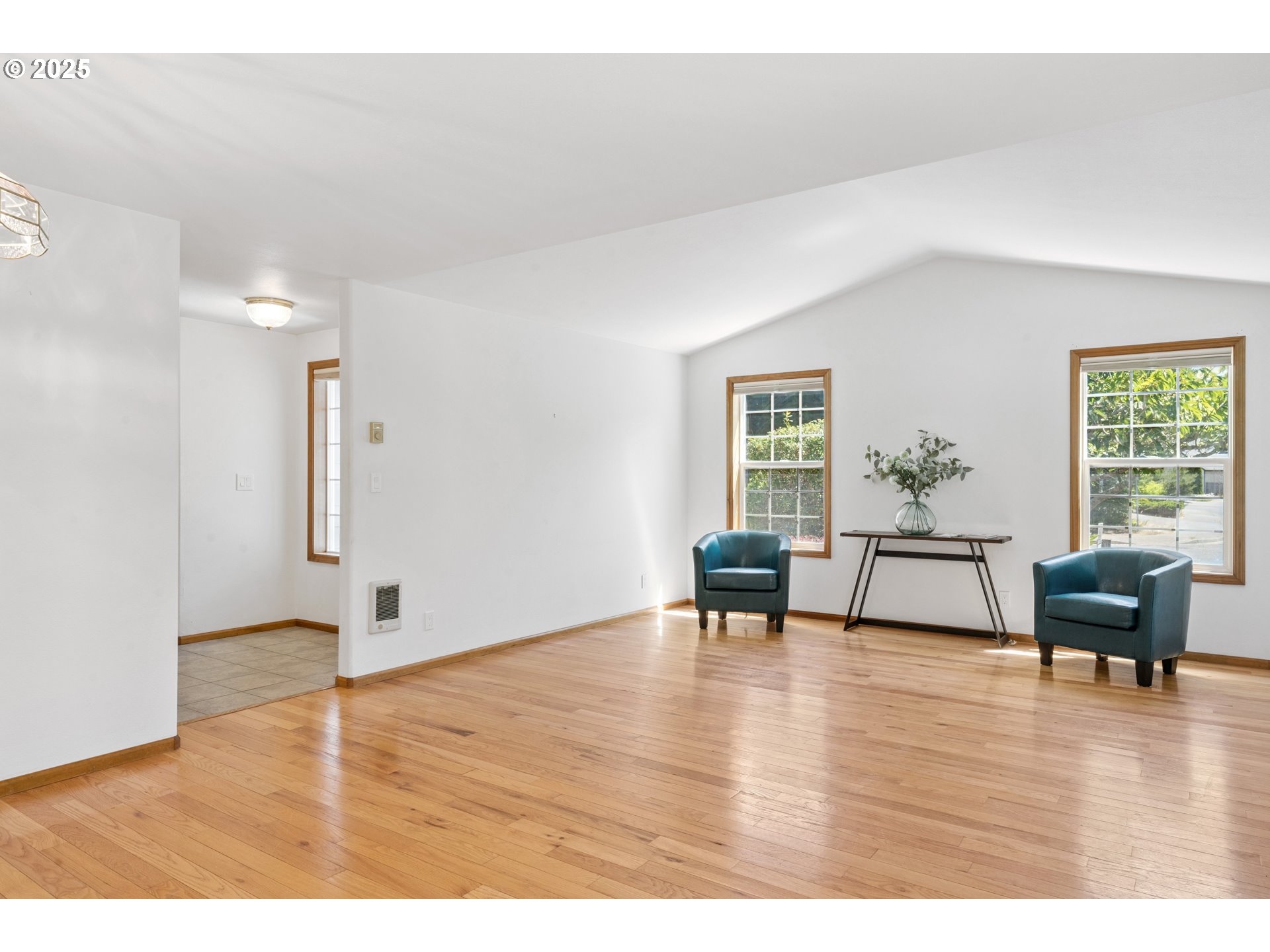 3909 Spruce Street Florence, OR 97439 - Photo 9 of 40 Living Room/Entrance