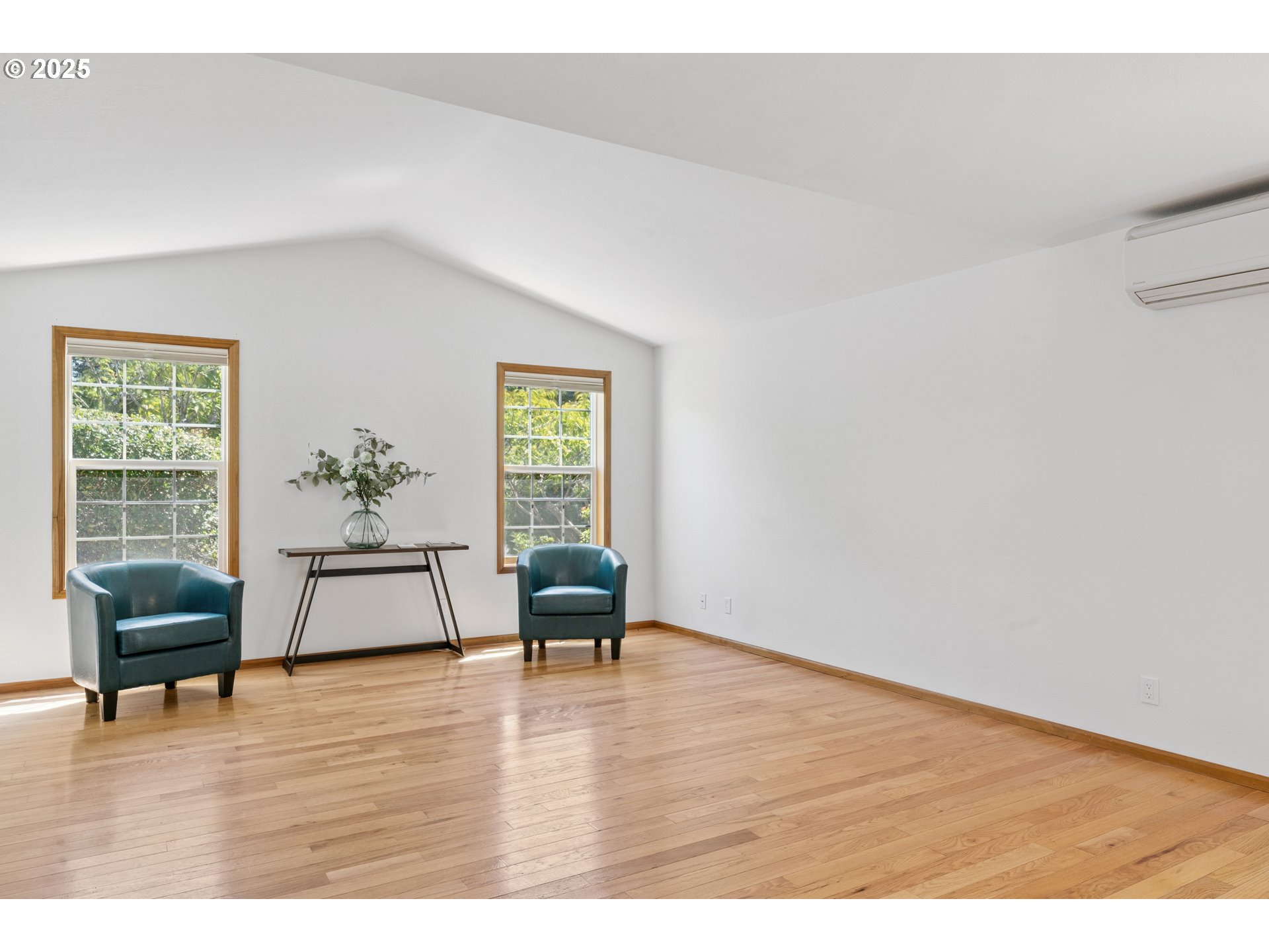 3909 Spruce Street Florence, OR 97439 - Photo 10 of 40 Living Room
