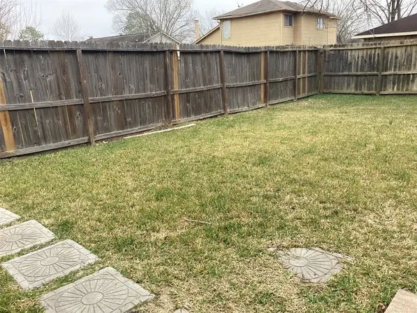 a view of a backyard