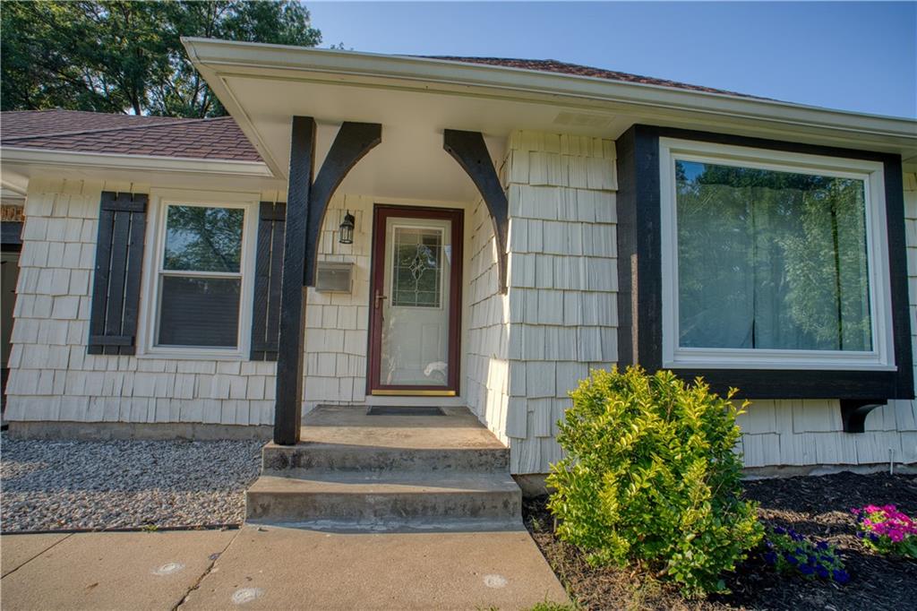 2010 Southwest 33rd Street Topeka, KS 66611 - Photo 2 of 31