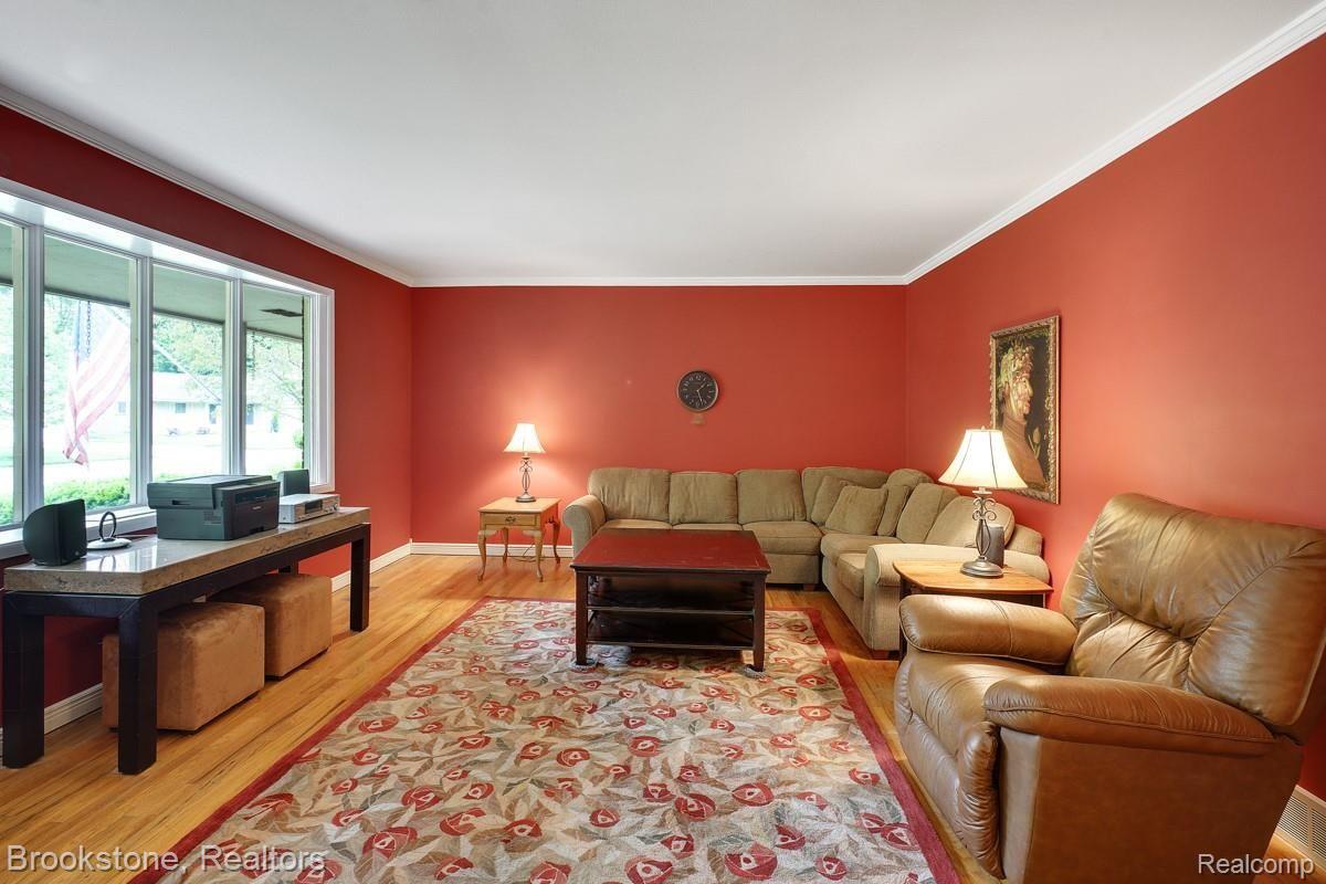 16441 Riverside Drive Livonia, MI 48154 - Photo 4 of 22 dsc09811-dsc09813.jpg