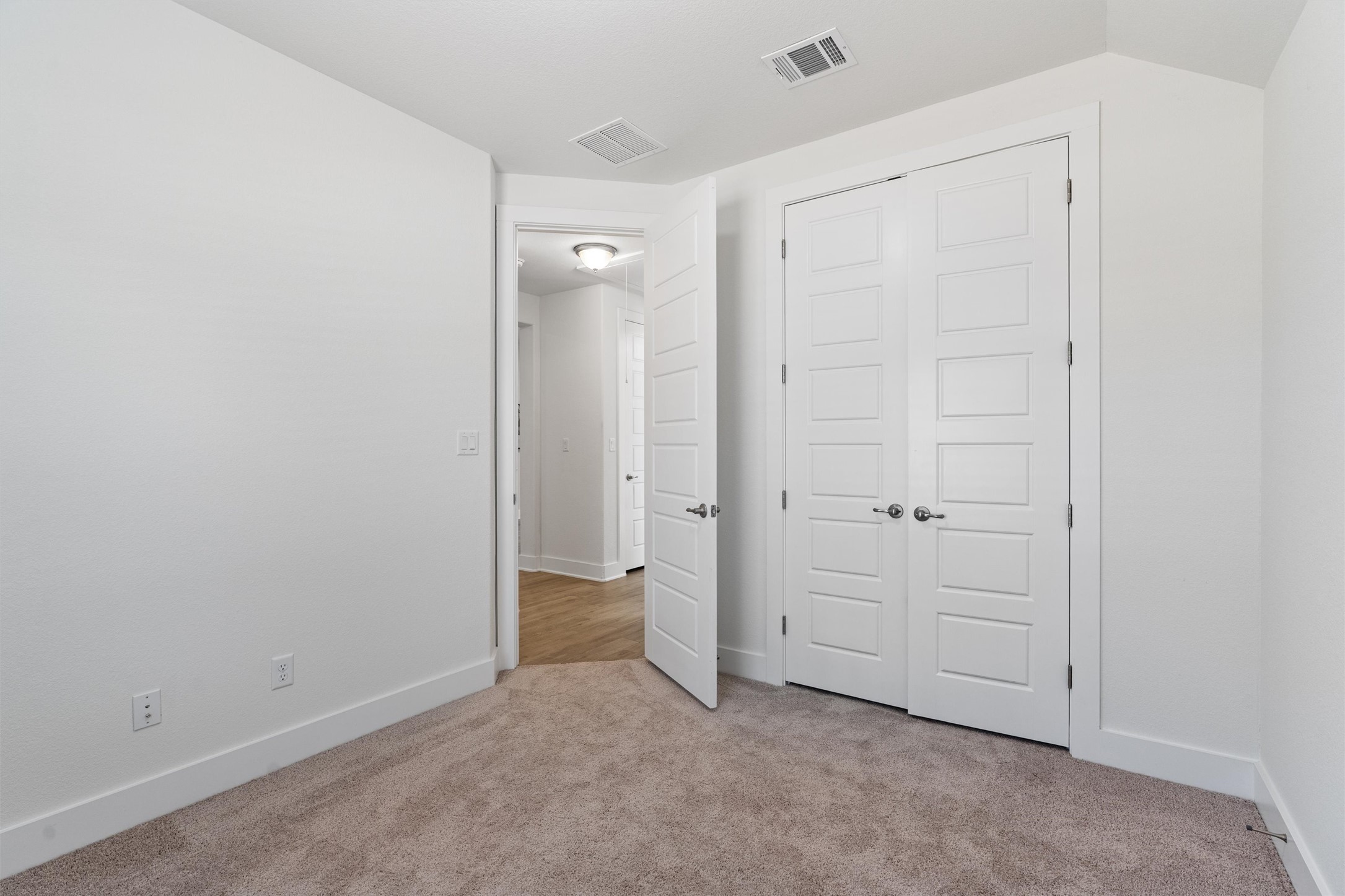 109 Wake Lane Georgetown, TX 78633 - Photo 21 of 34 an empty room with closet area