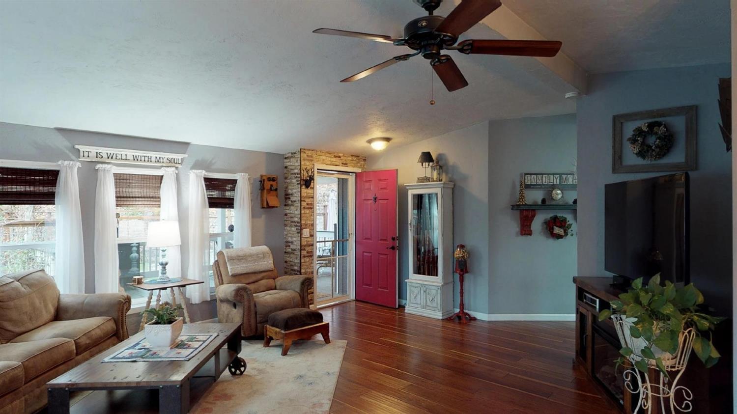 4114 Upper River Road Grants Pass, OR 97526 - Photo 7 of 24 Living Room