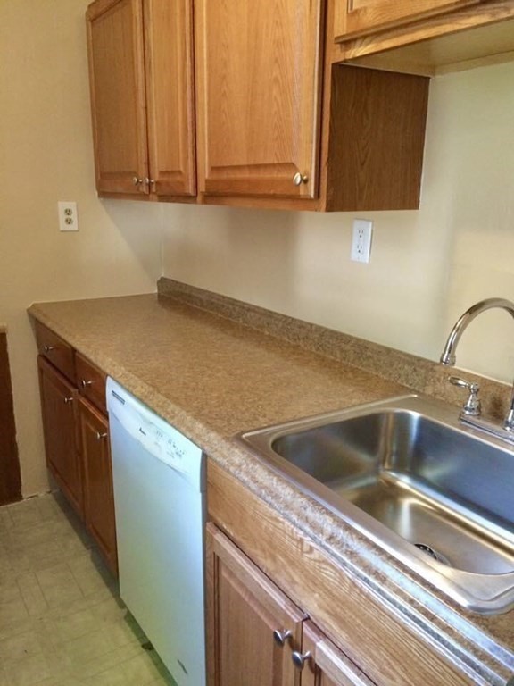 68 Windsor Street Worcester, MA 01605 - Photo 3 of 29 Gallery Image 3