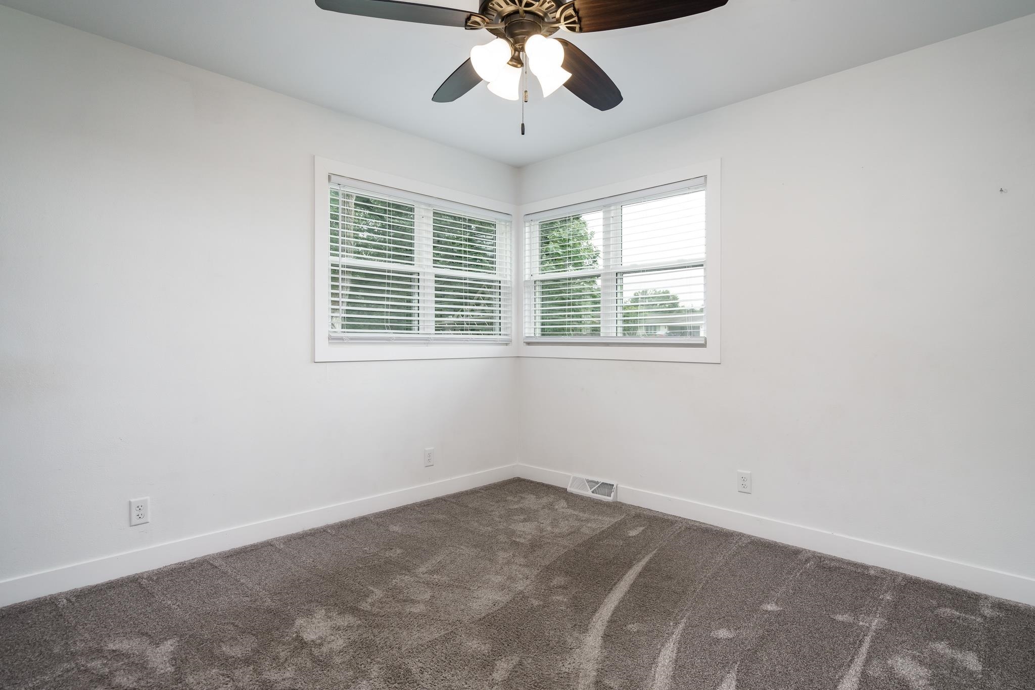 6780 Manchester Road South Beloit, IL 61080 - Photo 25 of 44 an empty room with a window