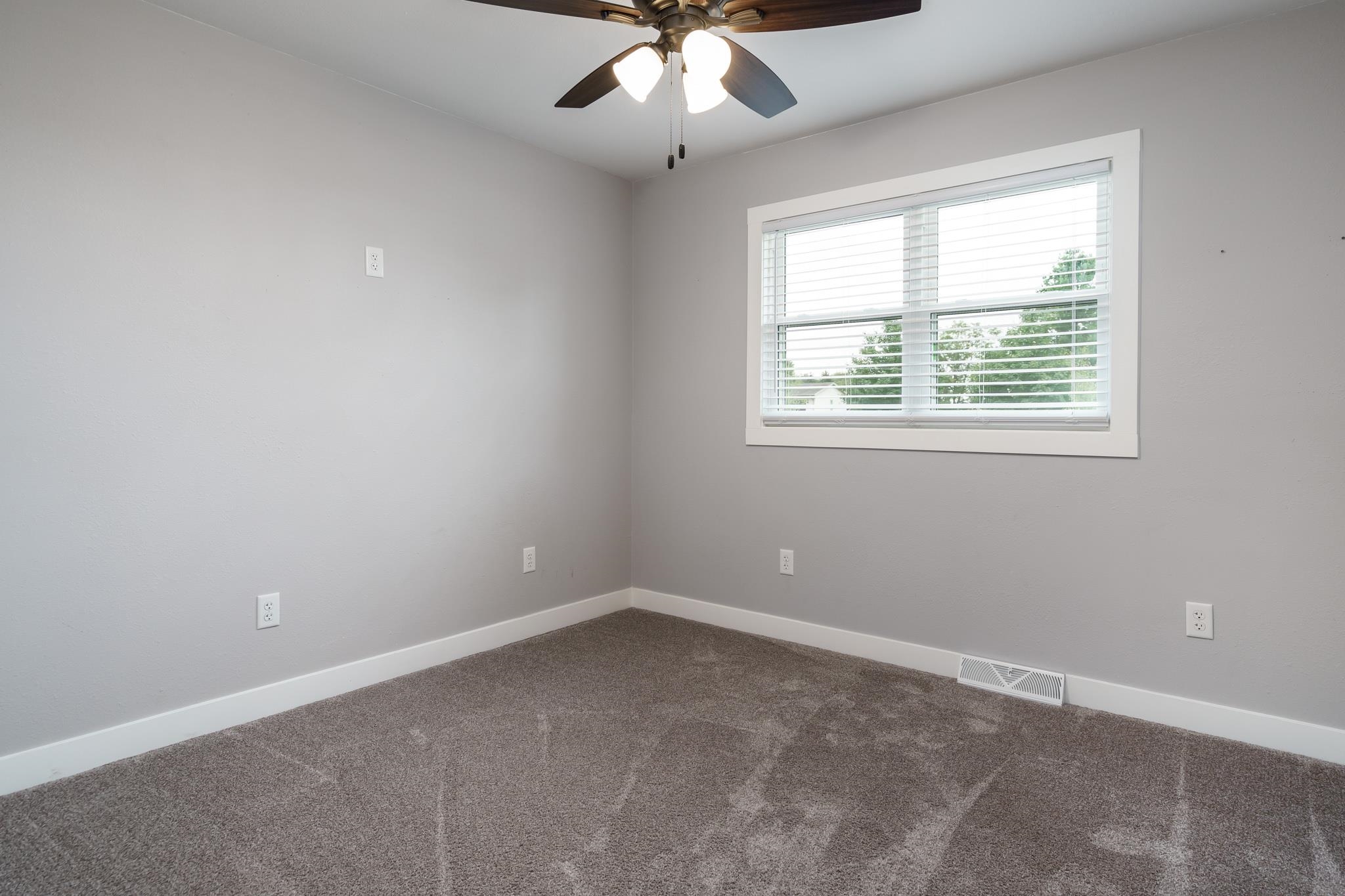6780 Manchester Road South Beloit, IL 61080 - Photo 28 of 44 an empty room with a window