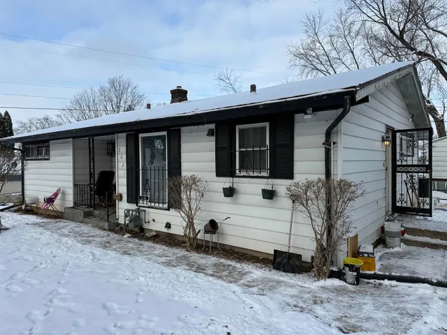 a view of a house with backyard