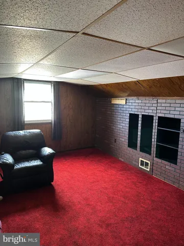 a view of a backyard with pathway