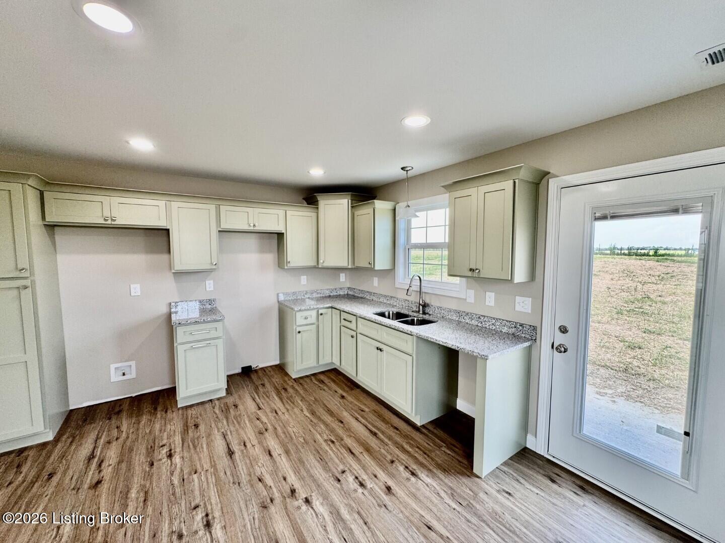 1592 Old Perryville Loop Springfield, KY 40069 - Photo 6 of 27 006_Kitchen
