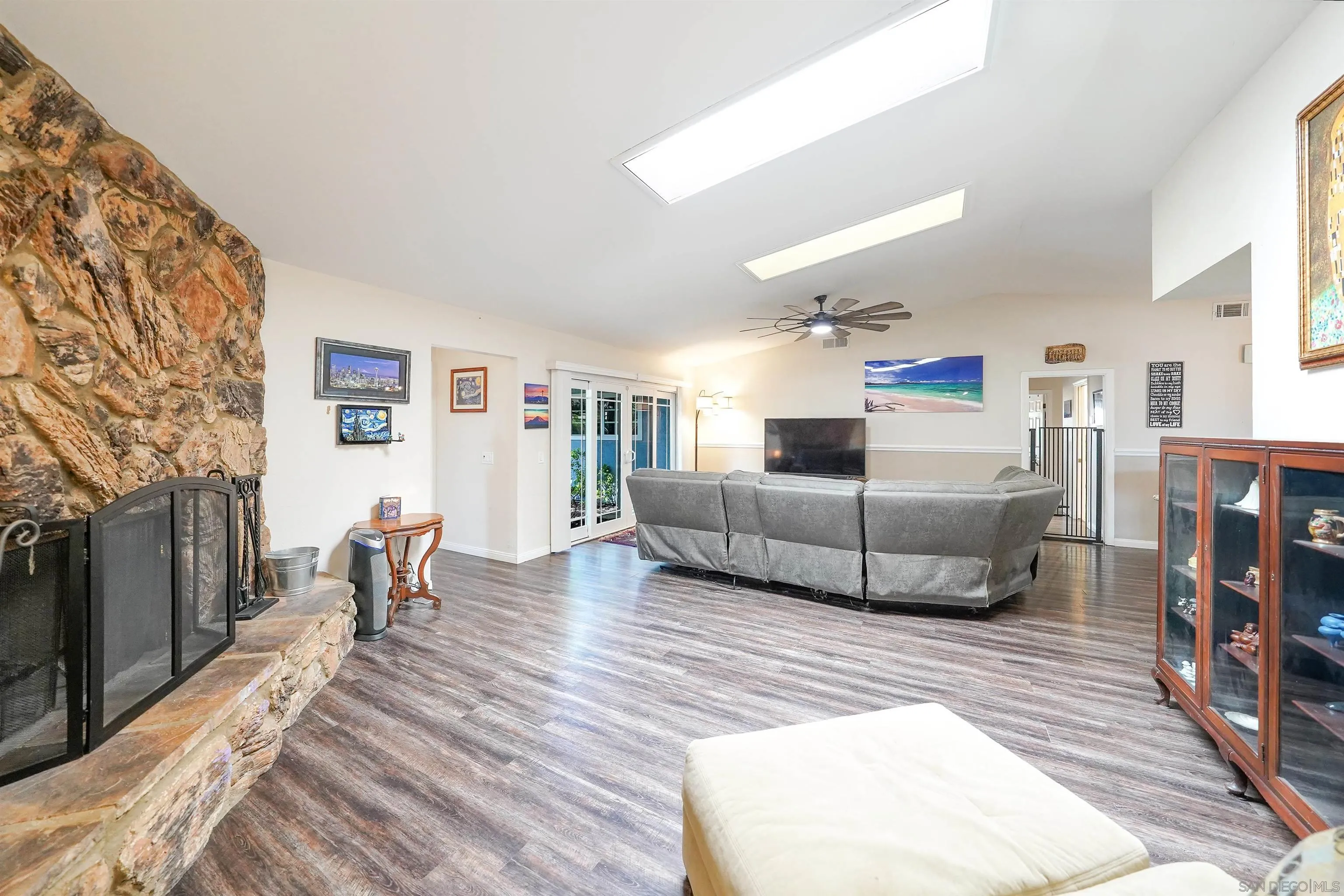 24563 Del Amo Road Ramona, CA 92065 - Photo 19 of 59 Living Room