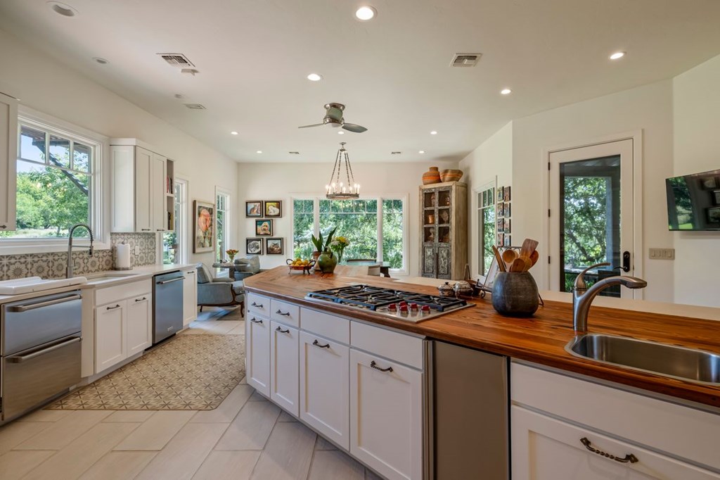 1267 Funf Kinder Road Fredericksburg, TX 78624 - Photo 22 of 92