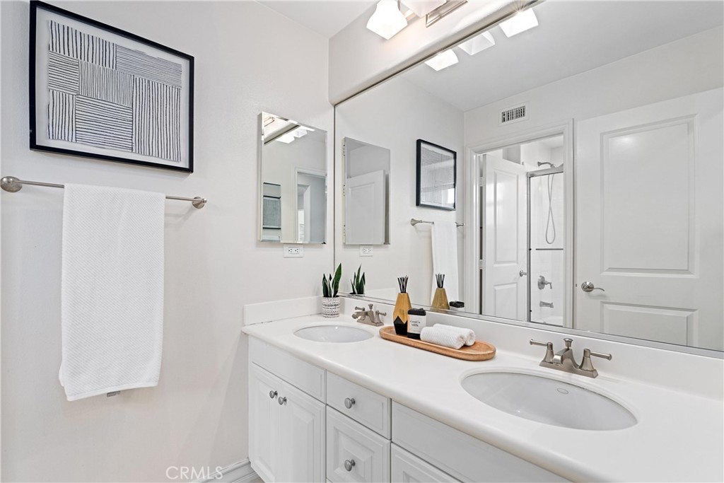 25 Longvale Irvine, CA 92602 - Photo 41 of 58 a bathroom with 2 sink and a mirror