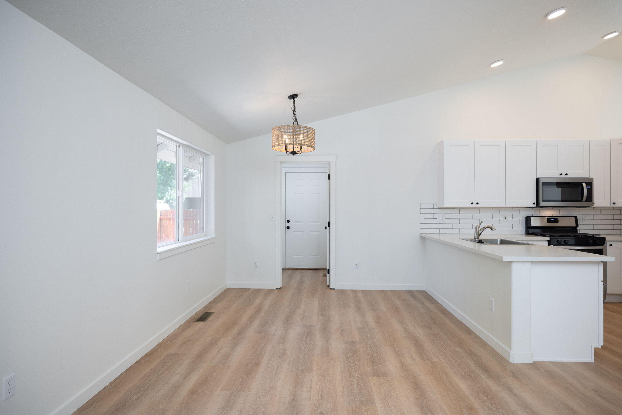 785 Northeast Tierra Road Bend, OR 97701 - Photo 8 of 21 785 NE Tiera Dr (9 of 22)