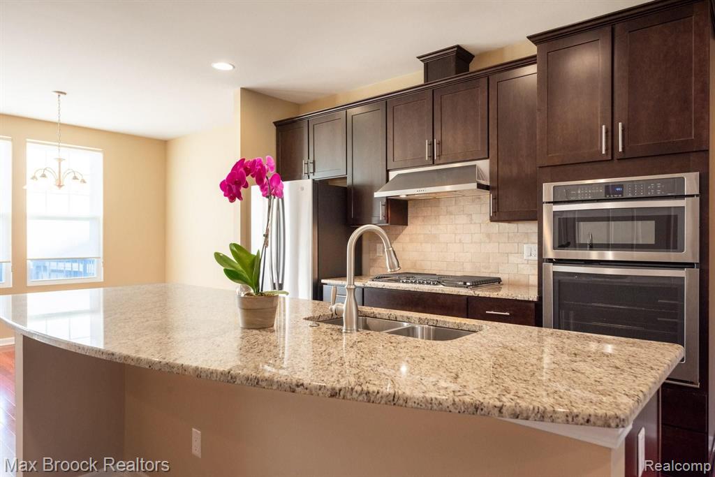 330 Glenhurst Boulevard Rochester Hills, MI 48307 - Photo 7 of 24