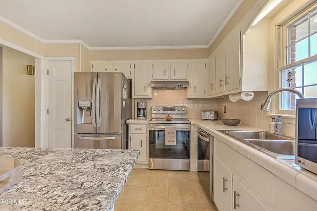 $365,000 | 186 Woodway Circle, Bluff City, TN 37618