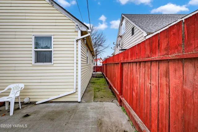 $240,000 | 702 South 12th Street, Sunnyside, WA 98944