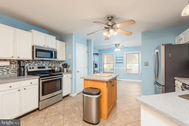 a view of a livingroom with furniture and a ceiling fan