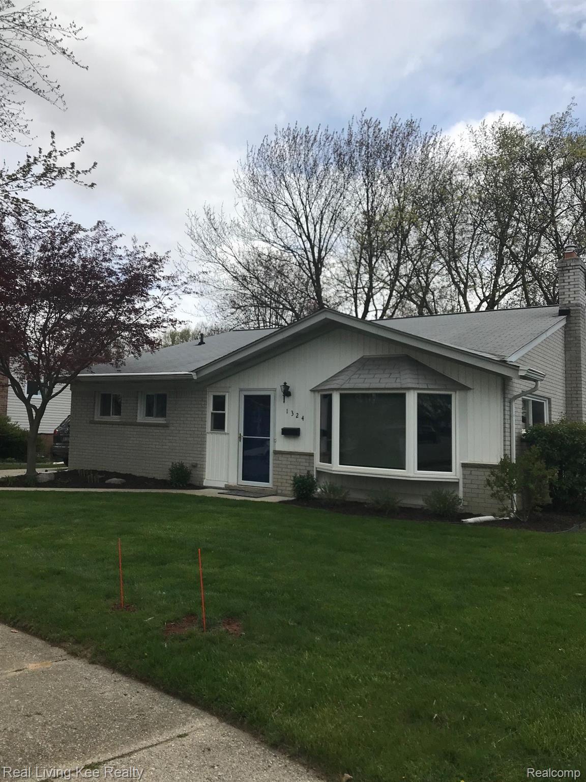 1324 Catalpa Drive Rochester, MI 48307 - Photo 3 of 45 IMG_0766.jpg