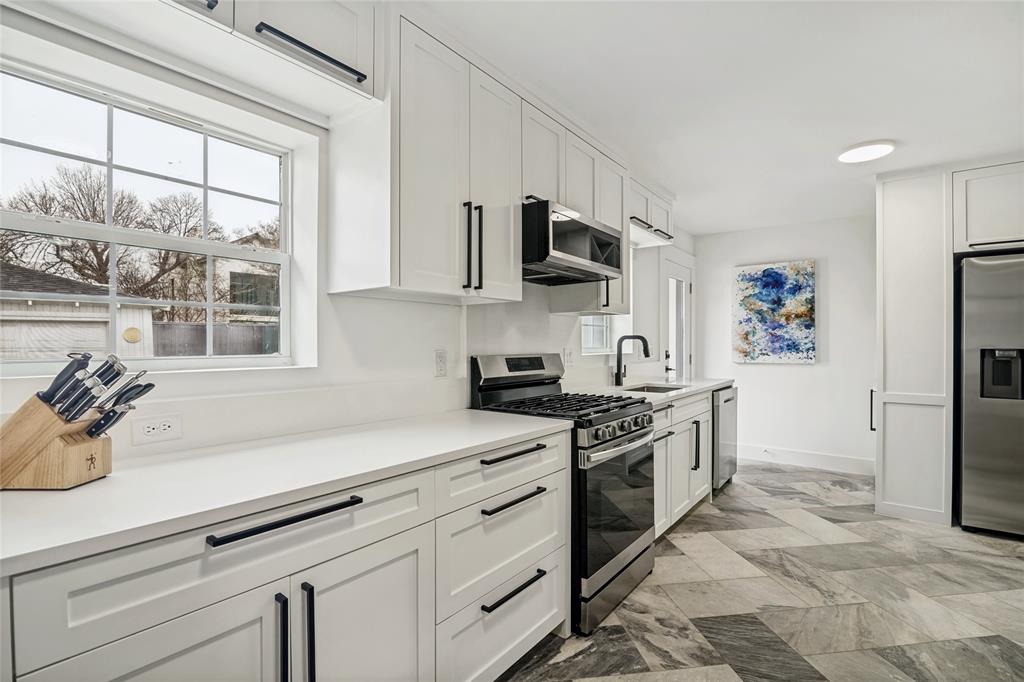 4419 Sexton Lane Dallas, TX 75229 - Photo 13 of 37