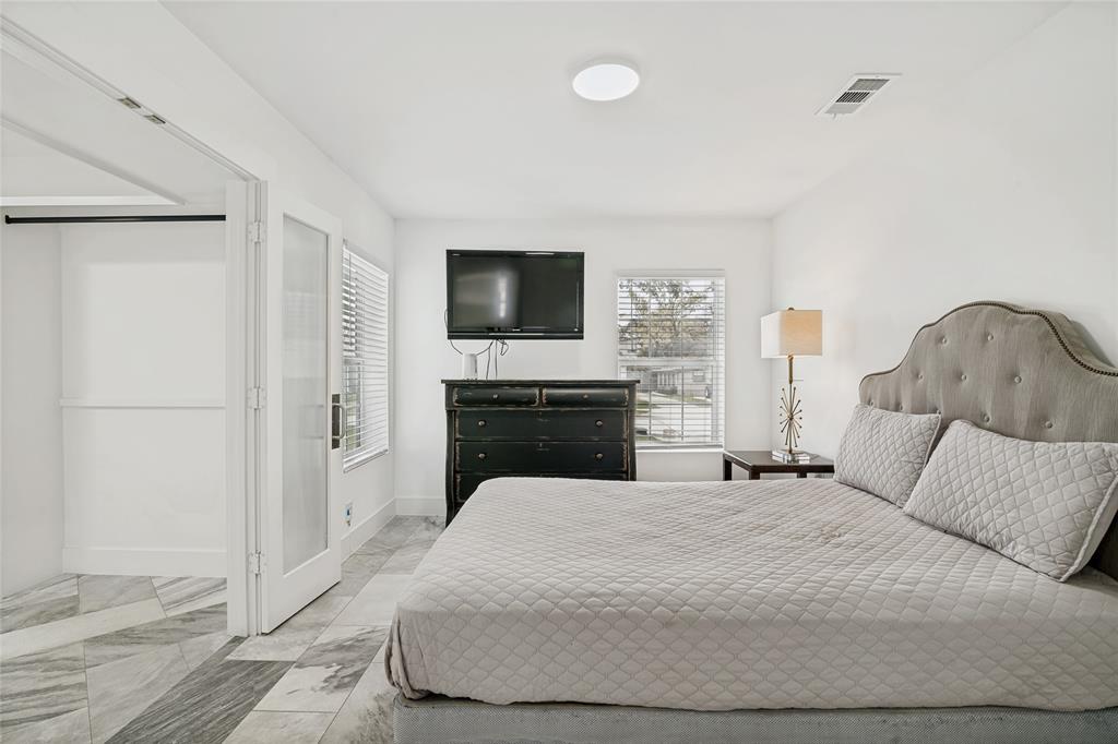 4419 Sexton Lane Dallas, TX 75229 - Photo 17 of 37