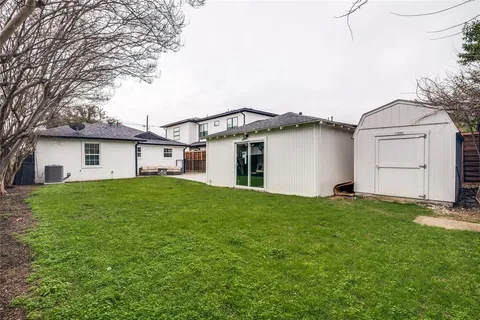 a view of a yard with a house