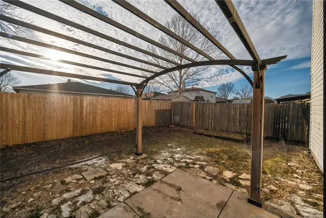 a view of a backyard