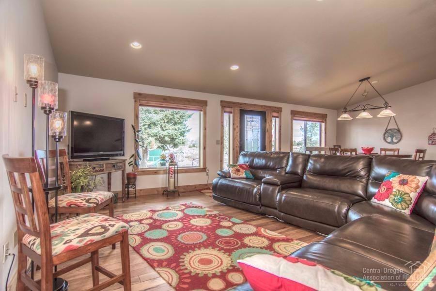 23290 Alfalfa Market Road Bend, OR 97701 - Photo 11 of 25 Living room