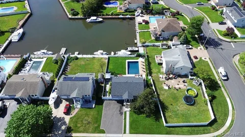 $1,199,999 | 159 Driftwood Drive, West Islip, NY 11795
