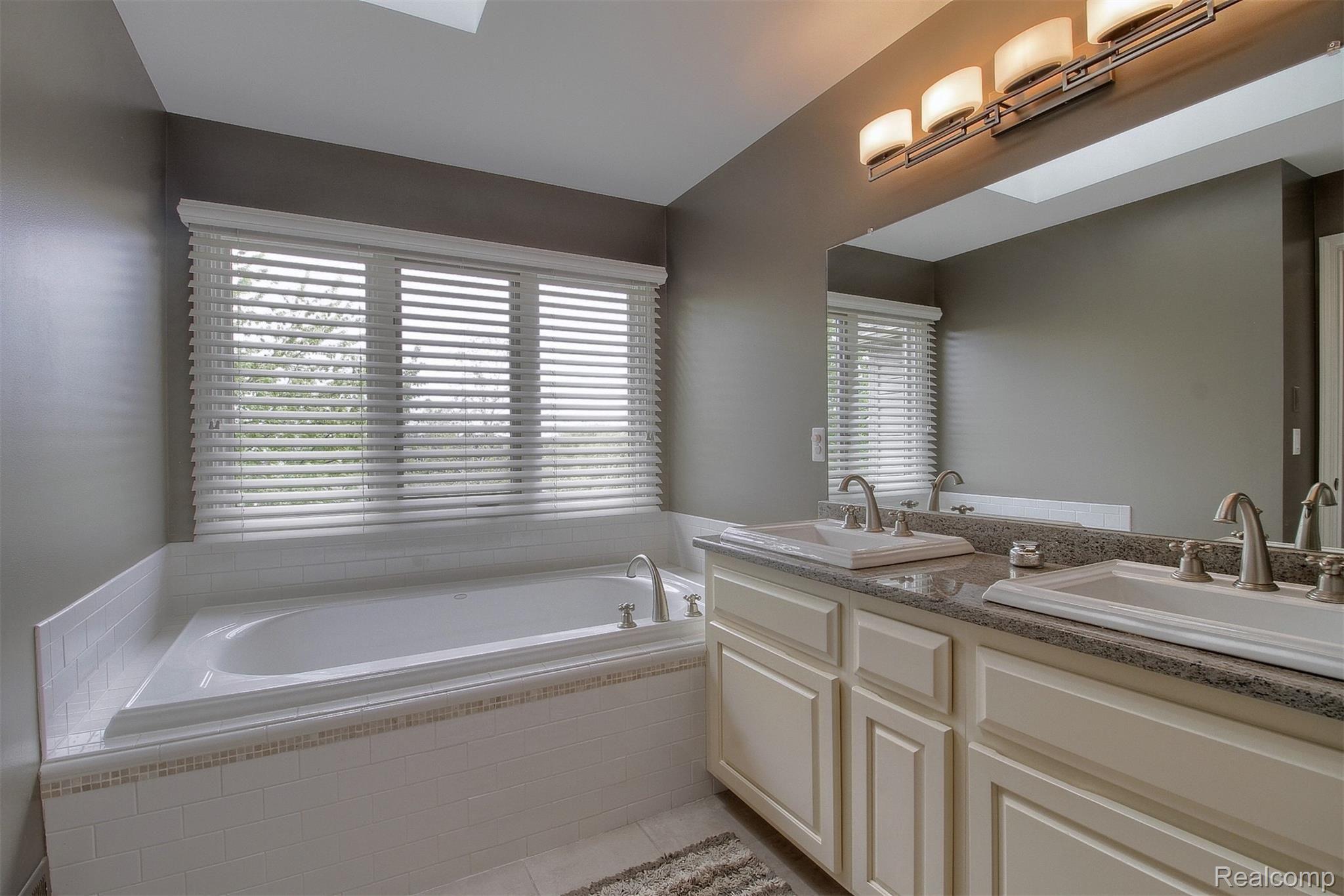 1229 Tulberry Circle Rochester, MI 48306 - Photo 19 of 36 19-Master Bathroom.jpg