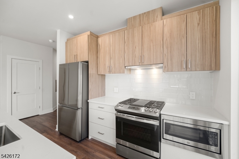 434 Springfield Avenue, Unit 146 Berkeley Heights, NJ 07922 - Photo 26 of 32 a kitchen with appliances and cabinets