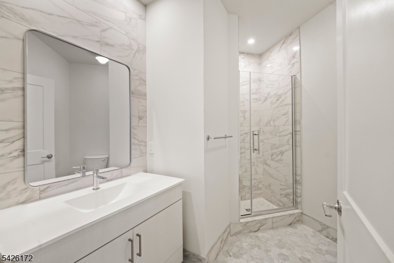 434 Springfield Avenue, Unit 146 Berkeley Heights, NJ 07922 - Photo 29 of 32 a bathroom with a sink and a mirror