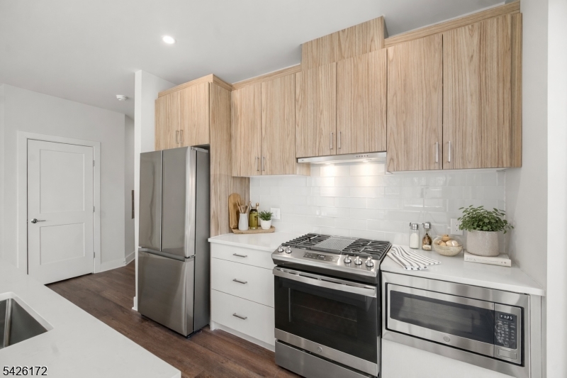 434 Springfield Avenue, Unit 146 Berkeley Heights, NJ 07922 - Photo 8 of 32 a kitchen with appliances cabinets and a counter top space