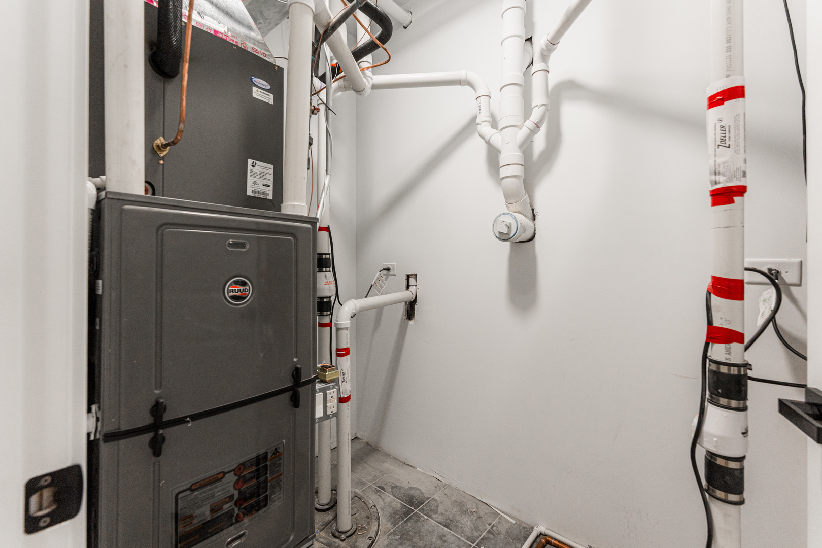 8121 W Forest Chicago, IL 60634 - Photo 38 of 44 a utility room with dryer and washer