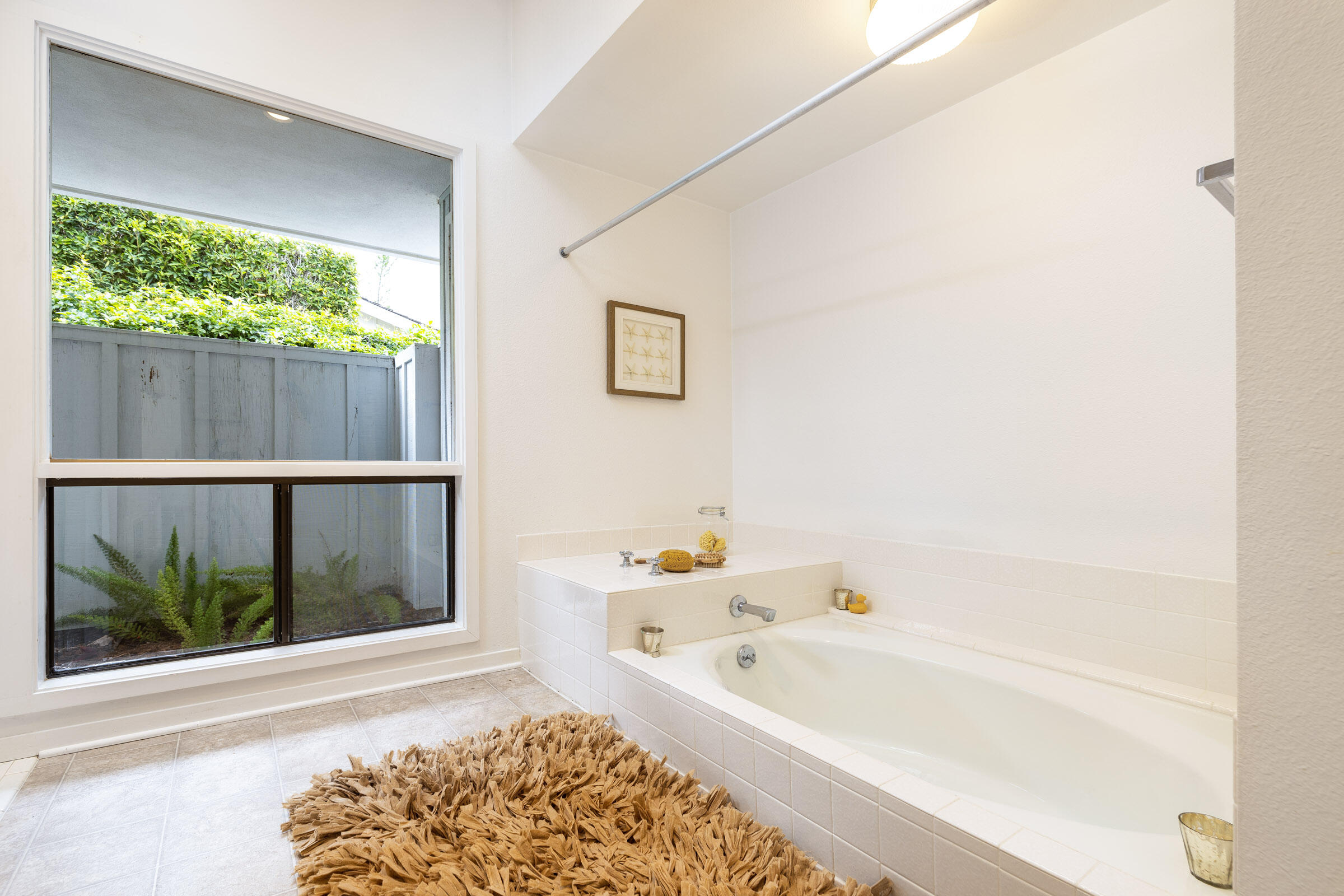 472 Santa Rosa Lane Montecito, CA 93108 - Photo 22 of 28 Primary Tub