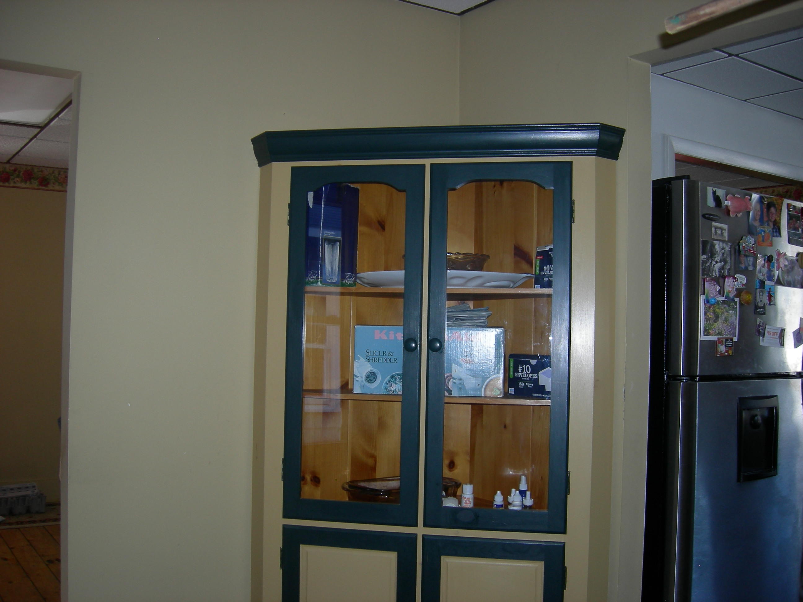 Den with built-in corner cupboard