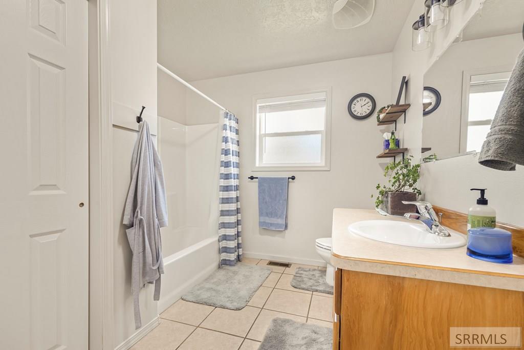 3443 East County Line Road Idaho Falls, ID 83401 - Photo 29 of 43 Main Bathroom
