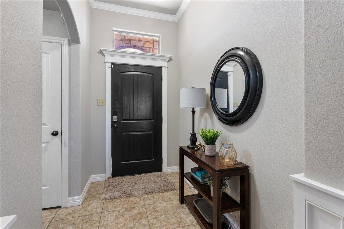 9804 Juneau Avenue Lubbock, TX 79424 - Photo 4 of 30 a living room with furniture and a mirror
